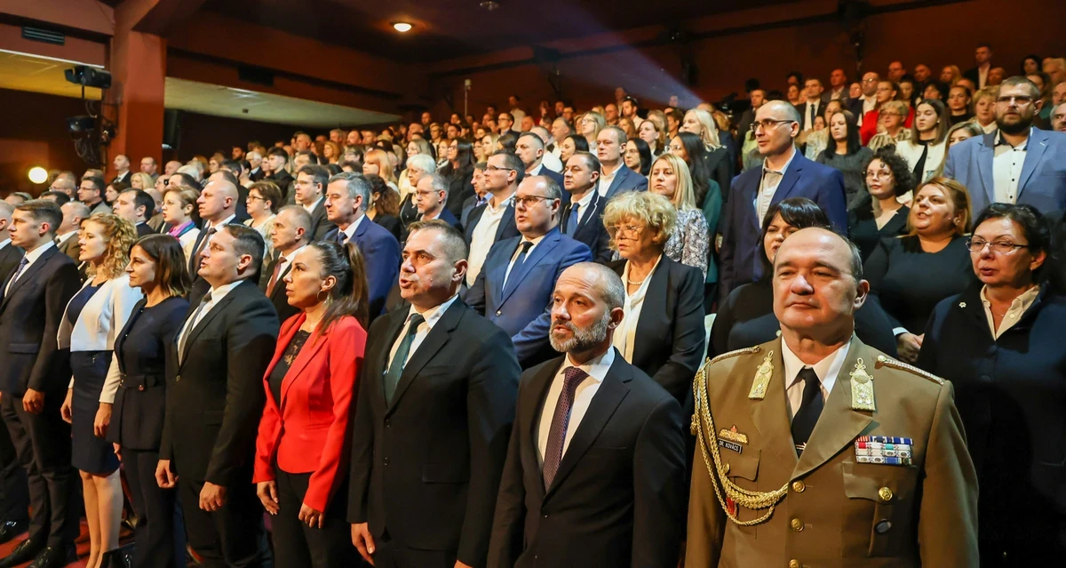 Demjén Ferencet idézte Pásztor az ’56-os forradalom vajdasági központi rendezvényén 4 Az emlékező közönség a Jadran mozi szűk és poros színháztermében, mert hogy az az igazi színház évtizedek óta nem tud elkészülni
