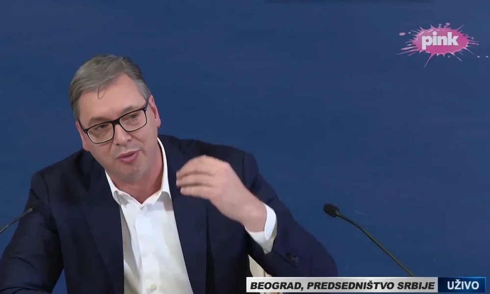 SZERBIAI VÁLSÁG: A láthatóan kialvatlan szerb elnök - akinek borotválkozásra sem jutott ideje - elmagyarázza, hogy milyen következményekkel járnak a szankciiók Szerbiára (Forrás: Screenshot)