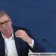 SZERBIAI VÁLSÁG: A láthatóan kialvatlan szerb elnök - akinek borotválkozásra sem jutott ideje - elmagyarázza, hogy milyen következményekkel járnak a szankciiók Szerbiára (Forrás: Screenshot)