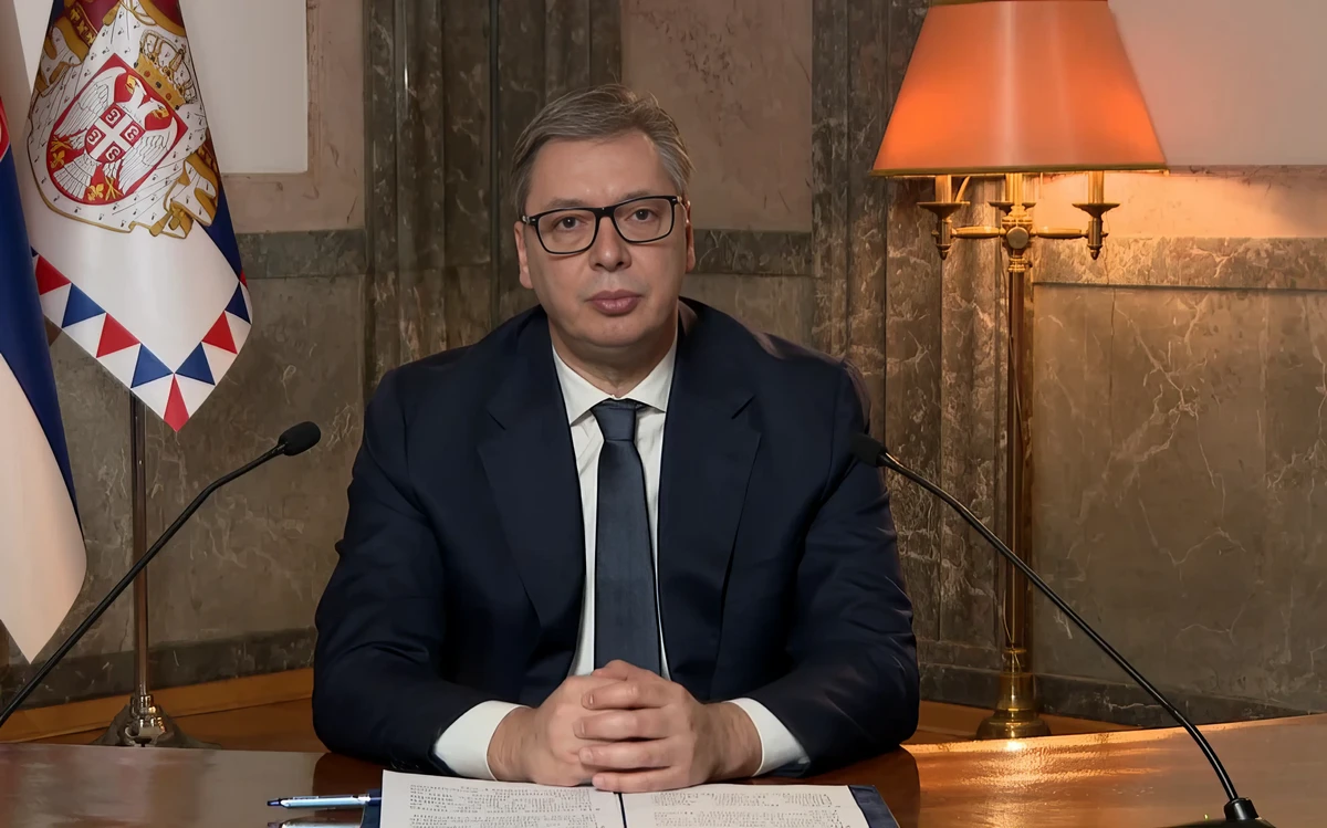 A szerb kormány gyásznapot hirdetett, Vučić bocsánatot kért, de már késő 3 Szerb elnök most ismét úgy csinál. mintha bánná a bűneit