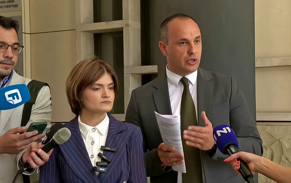 Nikolina Sinđelić ügyvédje, Aleksandar Ivanović társaságában a Marko Kričak ellen tett büntetőfeljelentés átadása után 
