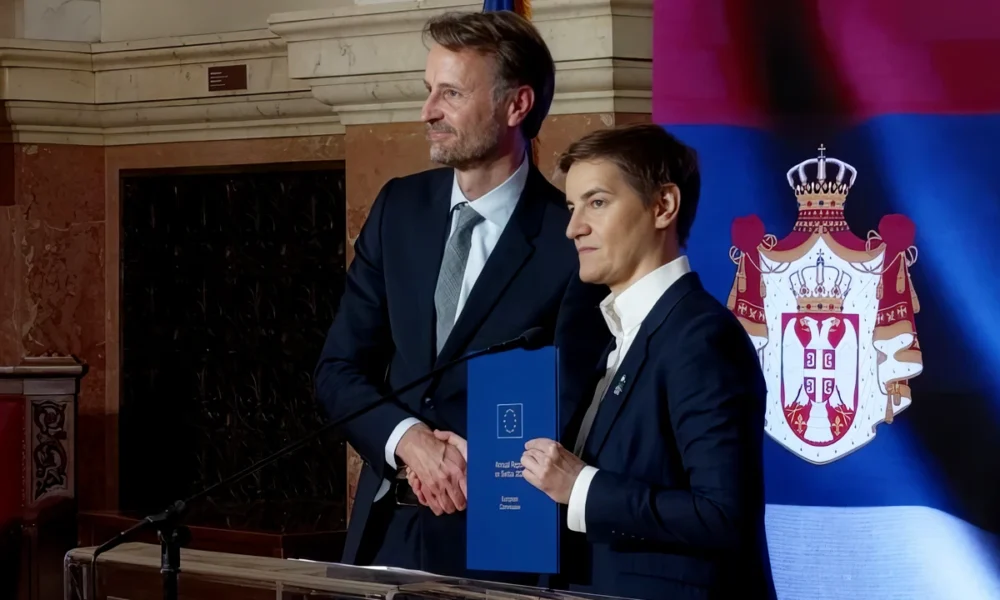 Az országjelentést ezúttal Andreas von Beckerath, az unió belgrádi küldöttségvezetője adta át a szerb házelnöknek, ez az EB eddigi legkomolyabb bírálata a túlzott erőszakot alkalmazó szerb rezsimmel szemben