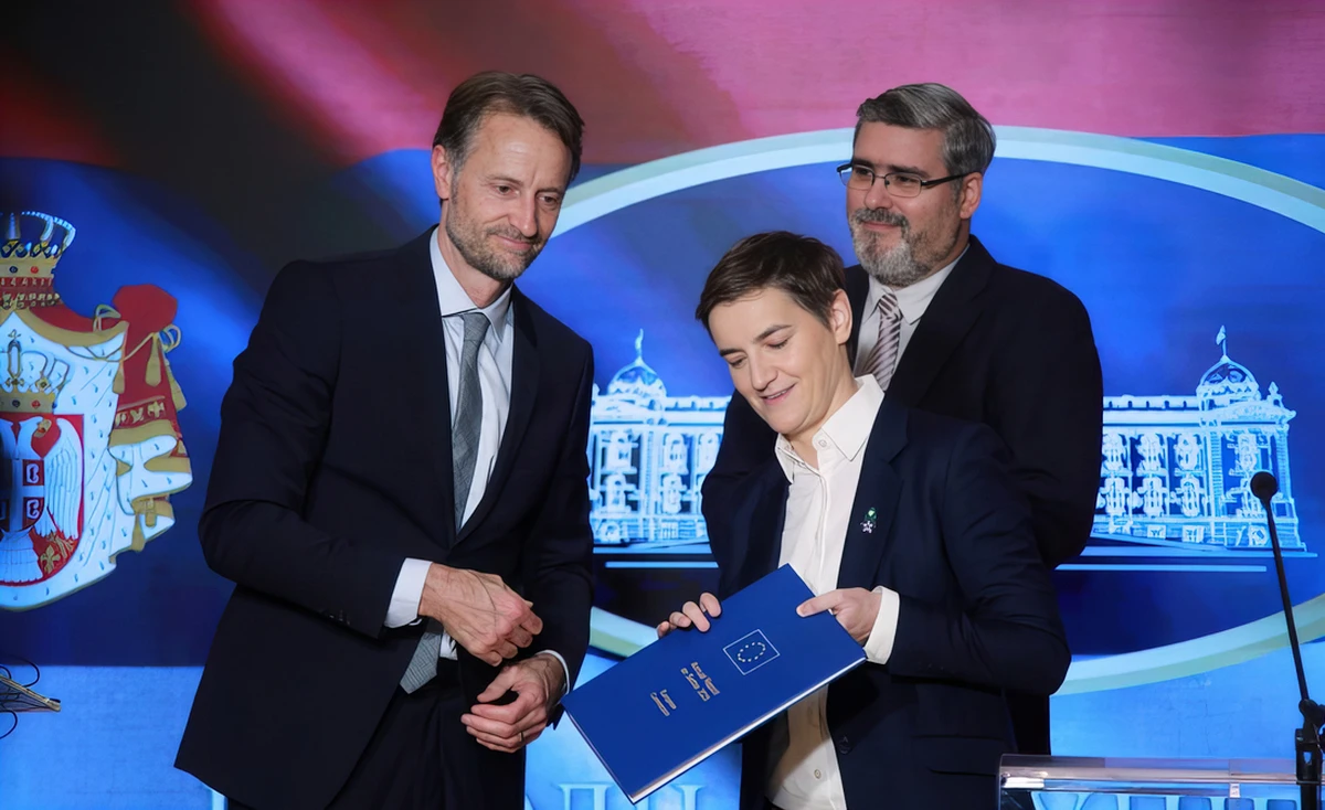 Az Európai Bizottság éves jelentései számunkra iránymutatásként szolgálnak azzal kapcsolatban, hogy mit kell megtennünk a következő lépésként, hogy felgyorsítsuk az európai integráció útját, és közelebb kerüljünk az Európai Unió teljes jogú tagságához – mondta igencsak álszent módon Ana Brnabić a jelentés átvételekor