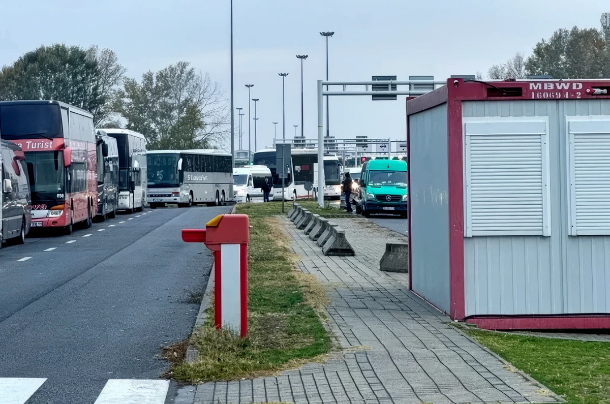 Nincs étek, nincs víz, és csak egy WC van! Ez vár Horgosnál azokra a szerbekre, akik Magyarországra indulnak. Tíz óra nagy idő, a természet utolérheti az embert, éhes vagy szomjas lesz, pisilni kell. - Rosszabb, mint a börtön - írta az igencsak közkedvelt Blic hírportál