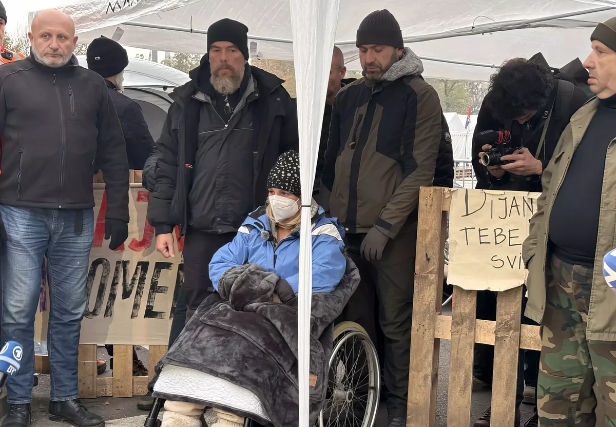 Dijana Hrka infúziót kapott egy magánkórházban, majd miután visszatért a kórházból, visszavonult a sátrába. Az asszony egyre gyengébb, a róla gondoskodók megpróbálják lebeszélni a folytatásról (Forrás: Vreme)