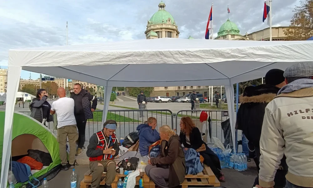 Dijana Hrka a szerbiai parlement mellett táborozott le, ahol éhségsztrájkba kezdett