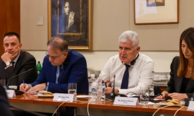 AMERIKAI NYOMÁS: A boszniai Föderáció küldöttsége az amerikai nagykövetségen, fehér ingben a boszniai HDZ elnöke, Dragan Čović