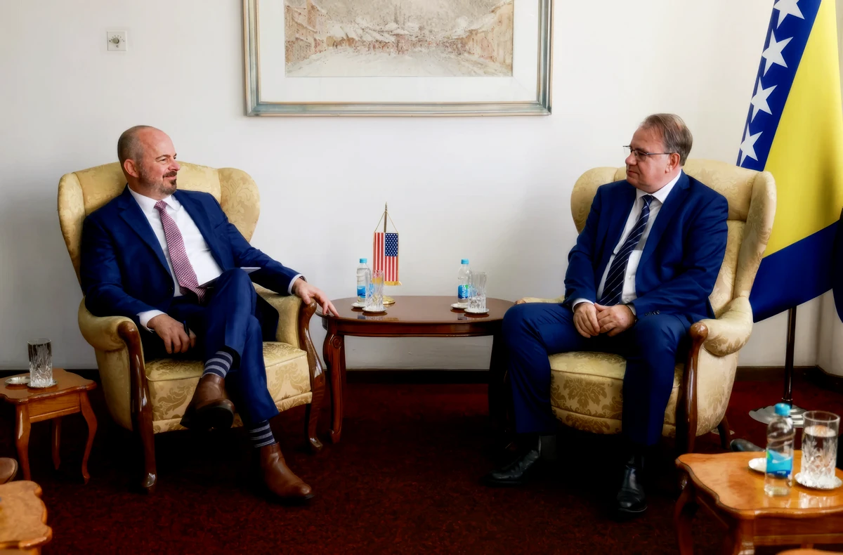 John Ginkel amerikai ügyvivő november 12-én találkozott Nermin Niksic, a Bosznia-Hercegovinai Szövetség (FBiH) miniszterelnökével, hogy megvitassák a Déli Gázösszekötés földgázvezetékről szóló ügyet