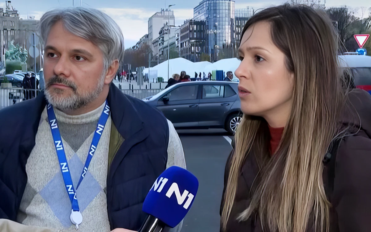 Támadás az N1 forgatócsoportja ellen, favela Belgrád központjában 2 A szerb rendőrség tétlenül végignézte, amint a Ćacilend egyik lakója megtámadta Maja Nikolić újságírónőt és Ivan Palović operatőrt (Forrás: N1)