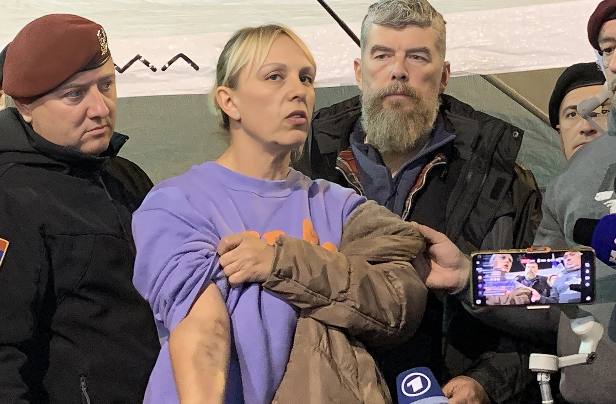 Dijana Hrka felhagyott az éhségsztrájkkal, rendőri brutalitás Újvidéken 2 Hrka a kezét mutatja az Informer vádjaira reagálva