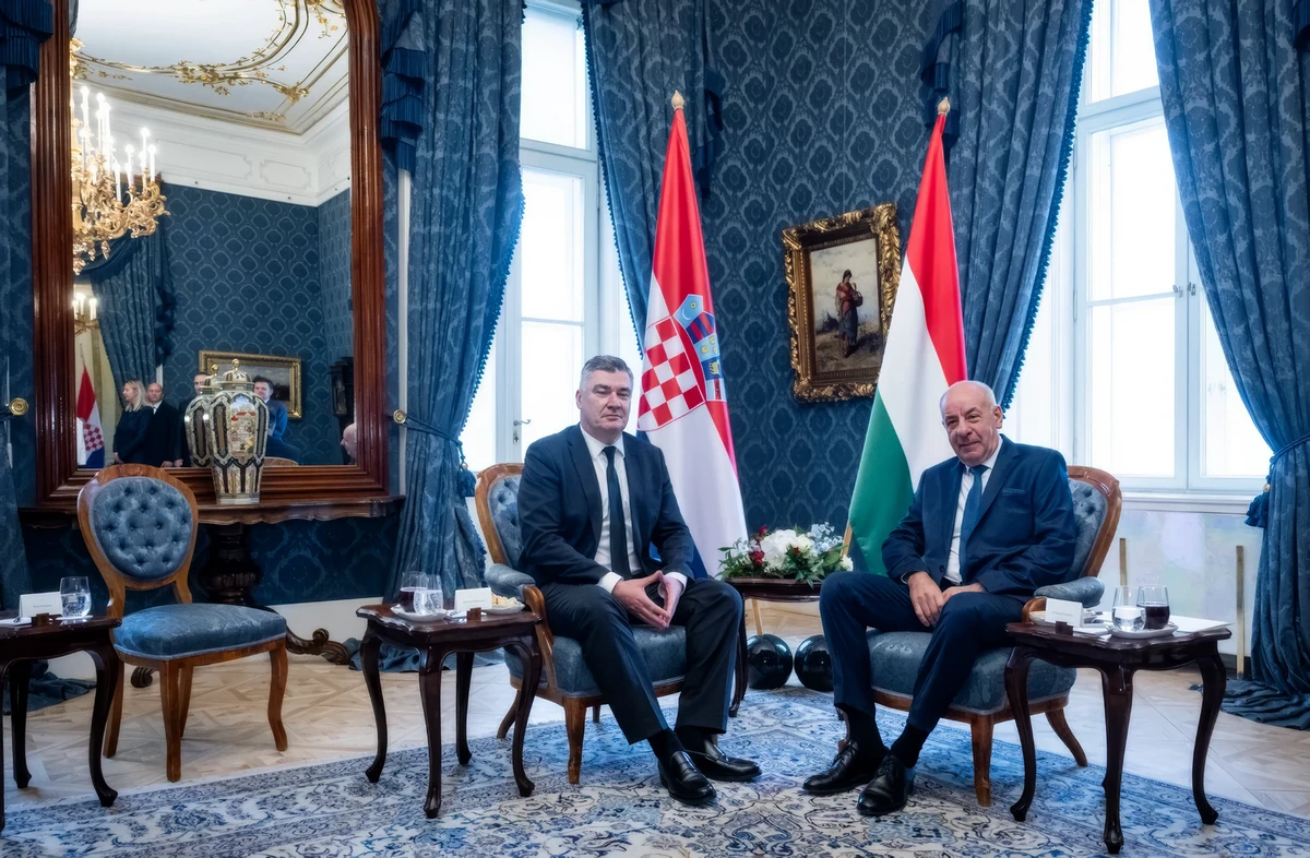 Leültek tárgyalni a kék szalonban
