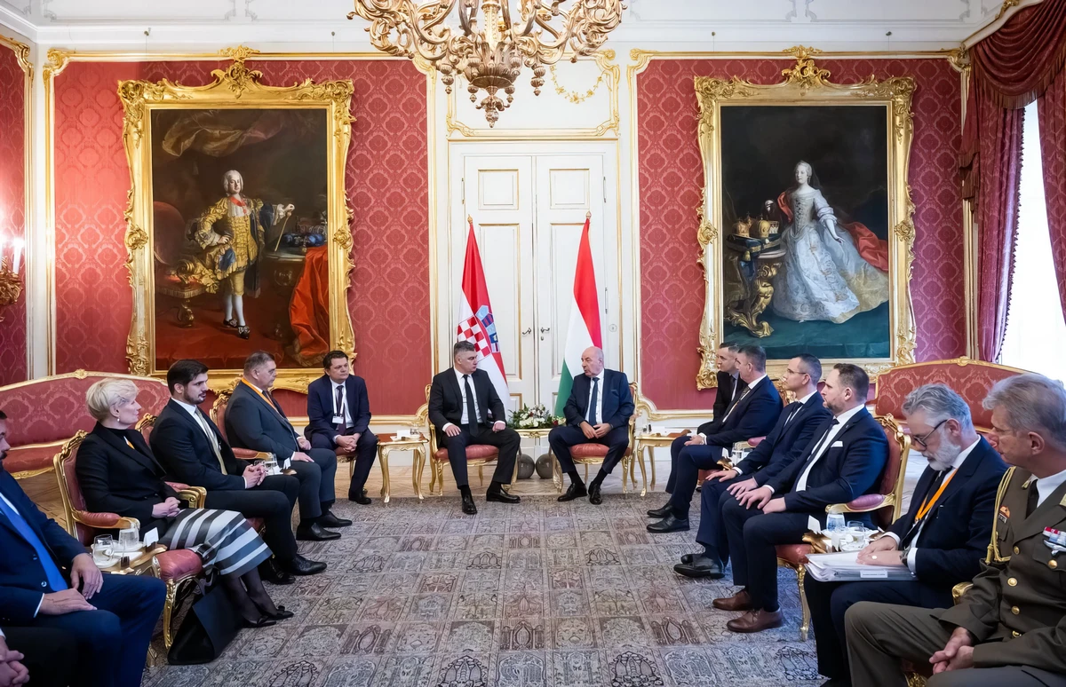 A küldöttségek a Mária-Terézia szalonban találkoztak, amely Vörös Szalonként is ismert