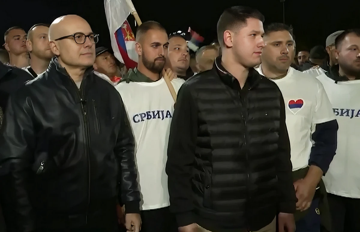 Milošok: Miloš Vučević, a Szerb Haladó Párt elnöke és Miloš Pavlović főćaci az állítólag Koszovóból gyalogosan érkezők társaságában