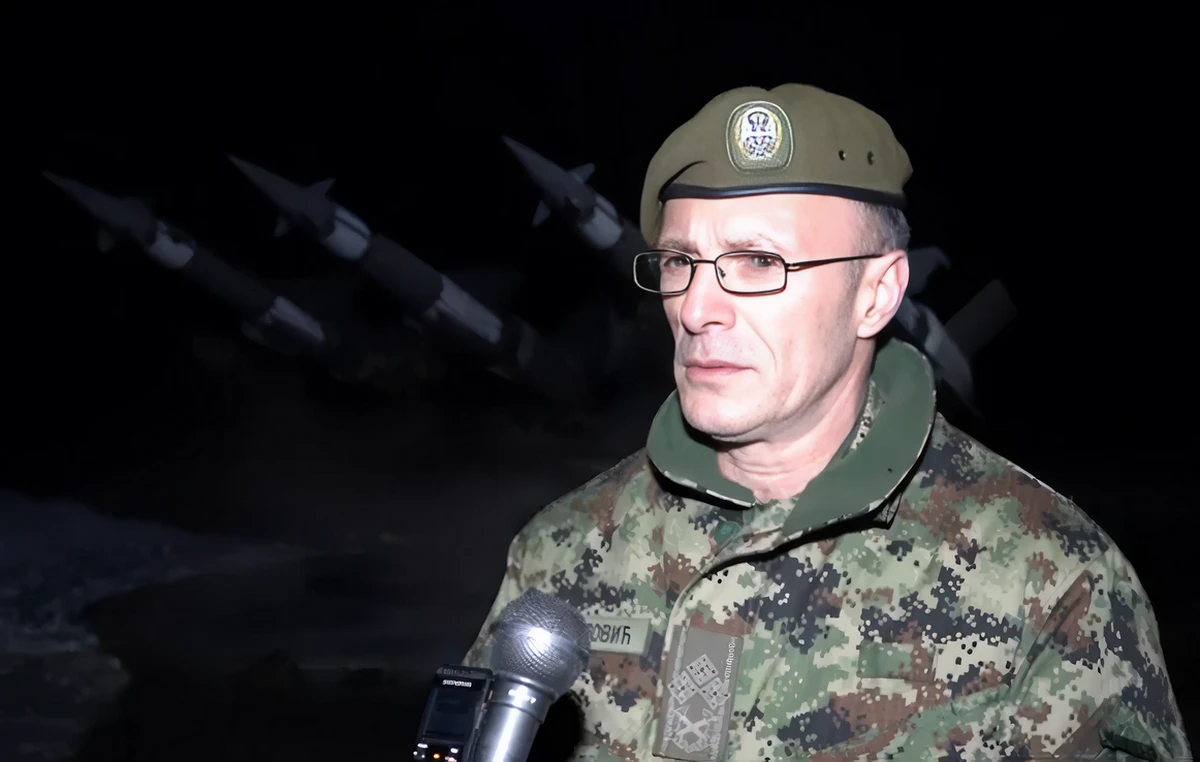 A koszovói szerb származású Milan Mojsilović vezérezredes eddig is Aleksandar Vučić utasításait hajtotta végre, csak most már törvényes felhatalmazása is lesz rá