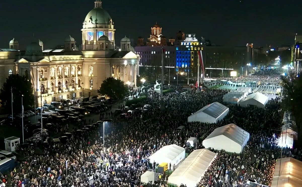 Nagygyűlés, vagyis inkább vásári csődület a szerb parlament előtt, a háttérben az éhségsztrájkot folytató anya