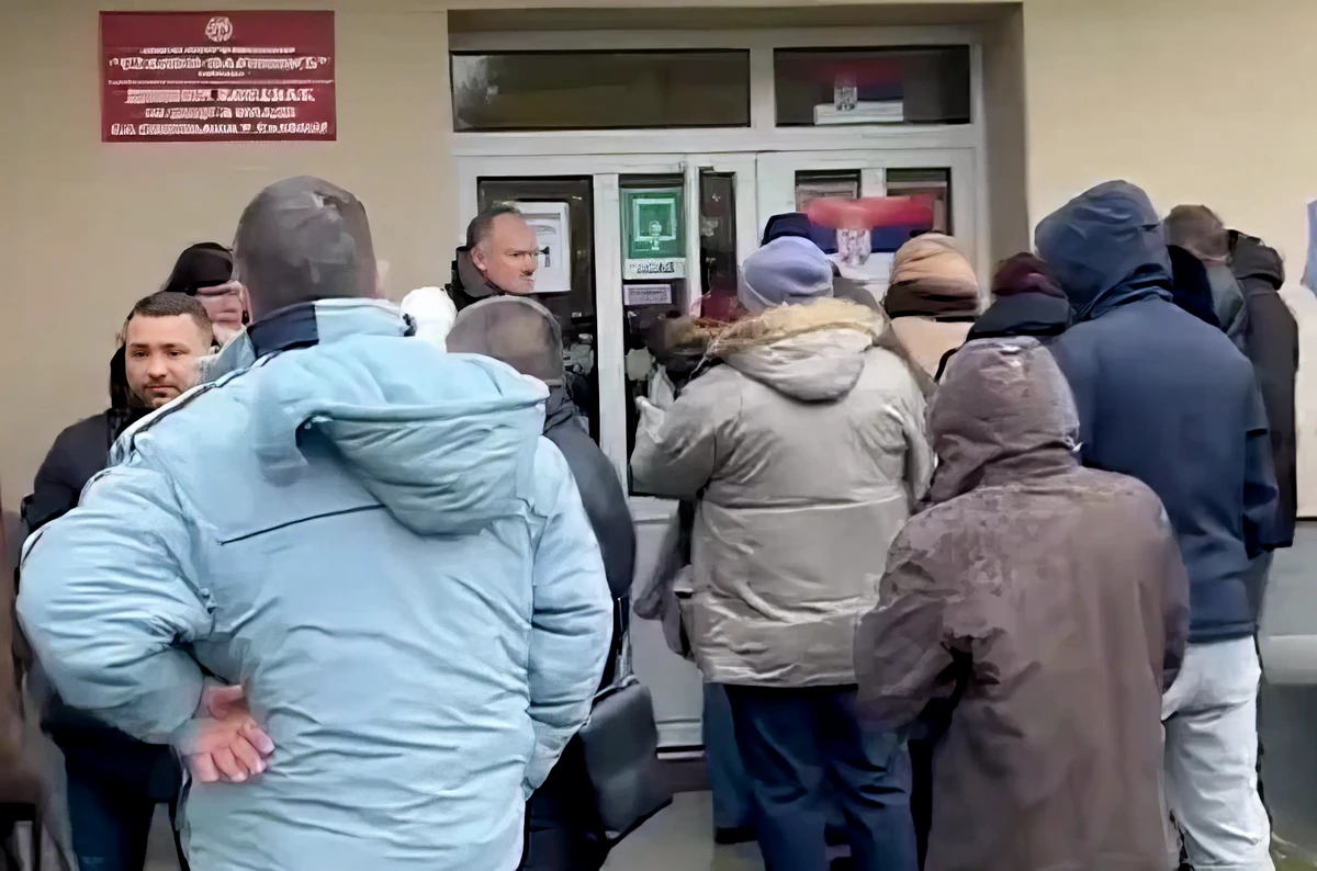 Az egyik negotini körzetben egy időre felfüggesztették a szavazást, mert a bizottság tagjai hangosan felolvasták a választók névsorát. Az igazi kérdés azonban az, hogy kicsit csalnak, vagy nagyon (Forrás: X platform)