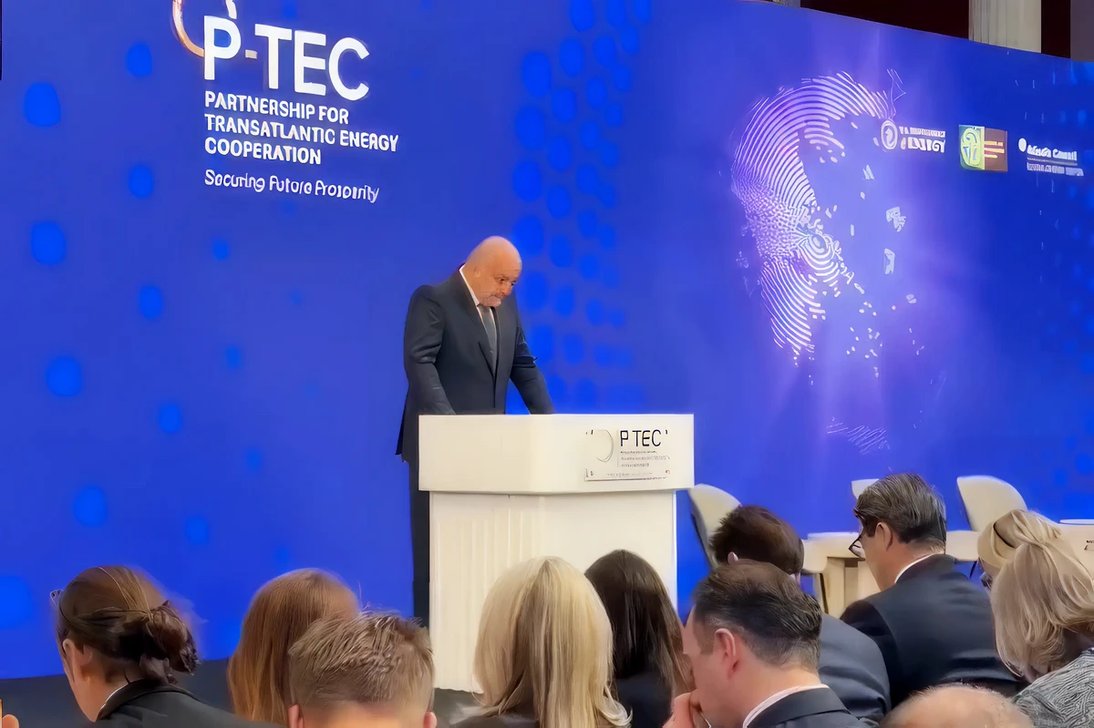 Ante Šušnjar, horvát gazdasági miniszter a P-TEC üzleti fórumon hangsúlyozta a déli gázösszeköttetés fontosságát, amely Bosznia-Hercegovina új ellátási útvonalát jelenti, és szerinte  a regionális szolidaritás és stratégiai együttműködés szimbólumaként szolgál. Hozzátette, hogy a  Három Tenger Kezdeményezés és a P-TEC közötti partnerség ezt a jövőképét konkrét projektek és beruházások formájában valósítja meg a régióban (Forrás: Screenshot, X platform)