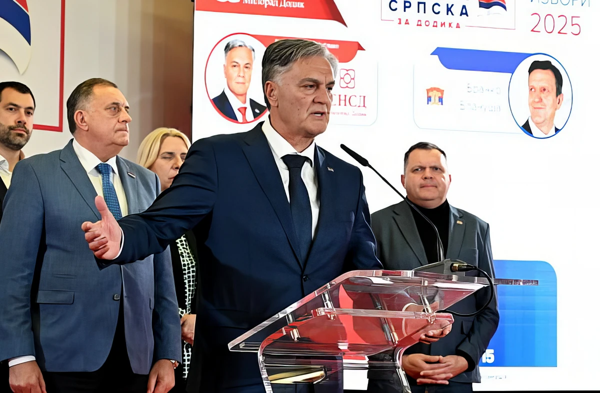 Politikai család, Siniša Karan beszédét modja, miután Dodik gyöztessé kiáltotta ki. A dublőr - hála Dodik "okos jelelölésének" és politikai dörzsöltségének, megnyerte az elnökválasztást