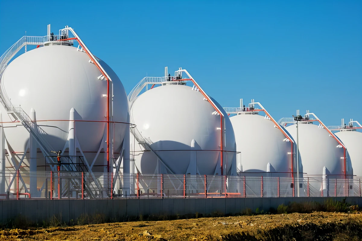Bulgária állami igazgatás alá helyezi a Lukoilt 4 Itt már csak az új logót kellene felfesteni, mondjuk az Exxonét, az is szép piros