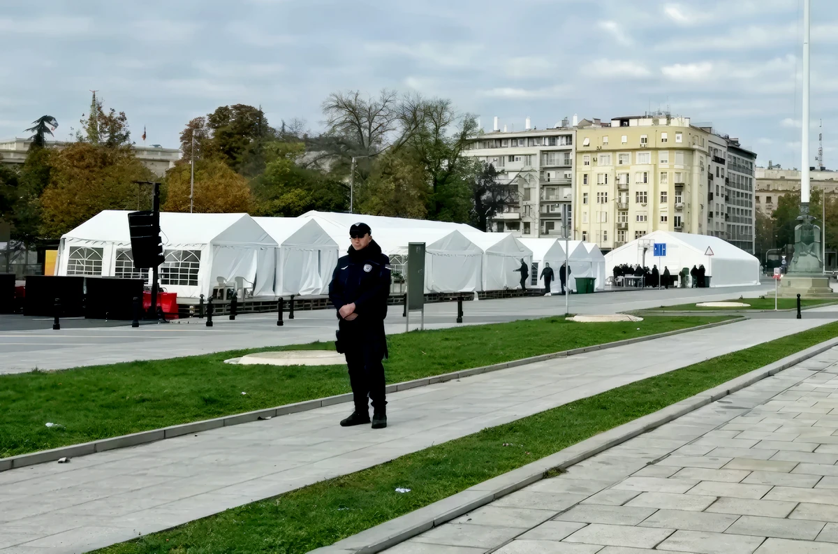 Támadás az N1 forgatócsoportja ellen, favela Belgrád központjában 4 Folyamatosan rendőrök őrzik a szerb elnök pufferzónáját Belgrád központjában