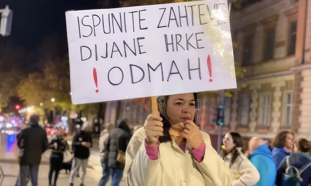 Szabadkai transzparens. teljesítsétek azonnal Dijana Hrka követelését- üzenet a Ćacilendnek