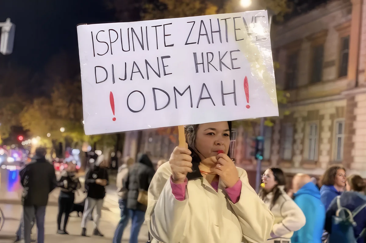 Szabadkai transzparens. teljesítsétek azonnal Dijana Hrka követelését- üzenet a Ćacilendnek