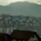 Szarajevó a föléje magasodó hegyekkel, amelyekről a szerbek lőtték a várost