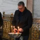 A szerb államfő fegyverhordozói - Ana Brnabić házelnök és Miloš Vučević a haladók elnöke, elnöki tanácsadó - társaságában a belgrádi Szent Száva székesegyházban gyújtott gyertyát az újvidéki áldozatok emlékére, addig mert elmenni