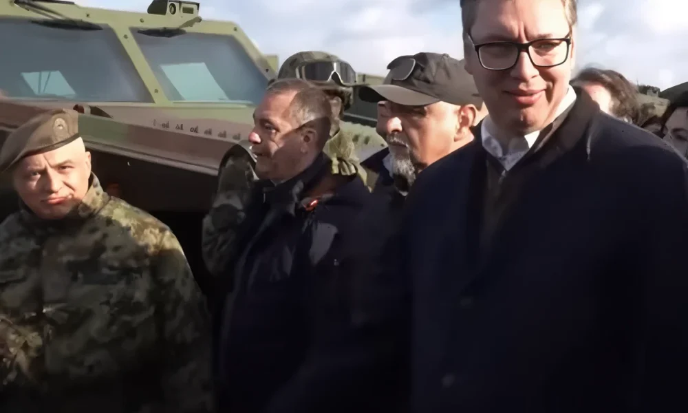 A szerb elnök gyakran és szívesen jelenik meg katonai bemutatókon és hadgyakorlatokon, ez a felvétel Nisben készült a hadsereg új fegyvereinek az egyik szemléjén
