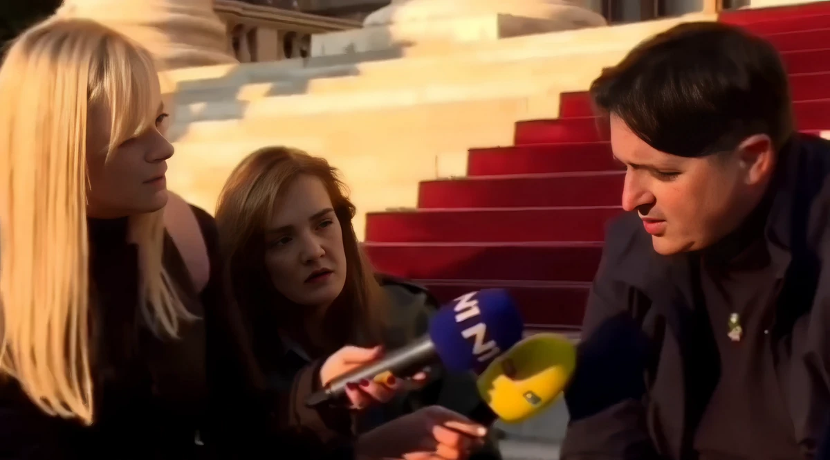 VILÁGOK TALÁLKOZÁSA: Uglješa Mrdić  haladó képviselő intejrút ad az N1 televízió (hirtelen) szőke sztárriportrének