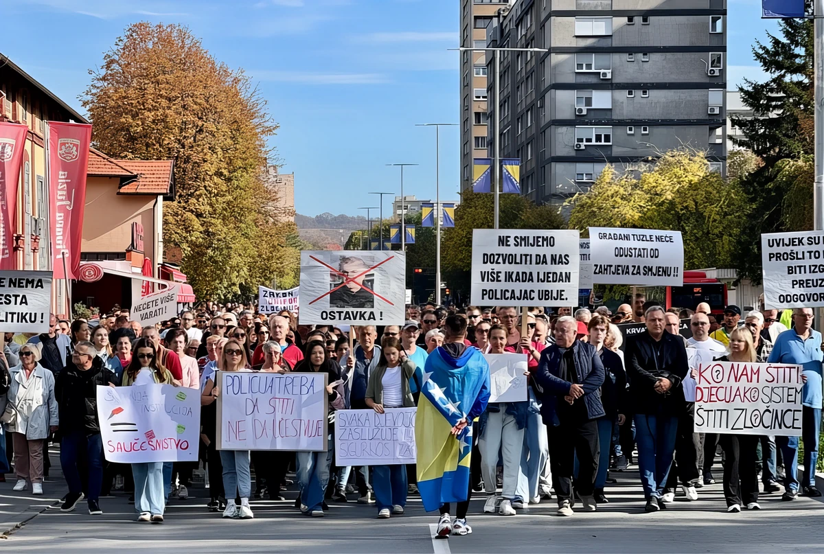 A gyermekprostitució tuzlai megjelenése ellen tüntettek. A demonstrálók szerint a rendőröknek védenie kellene az embereket, nem pedig résztvenniük a bűncselekményekben