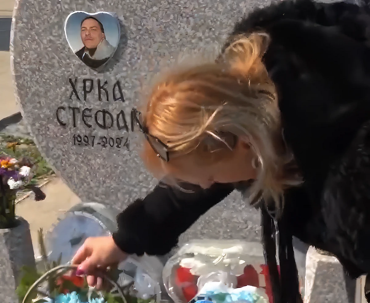 Dijana Hrka folytatja az éhségsztrájkot, 37 ember őrizetben 2 Dijana Hrka virágot helyez el a fia sírjára egy belgrádi temetőben