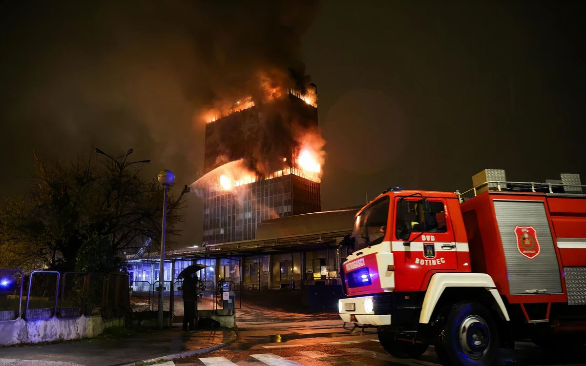 Az éjszaka gyulladt ki, és még mindig ég a zágrábi Vjesnik kiadó- és irodaház épülete