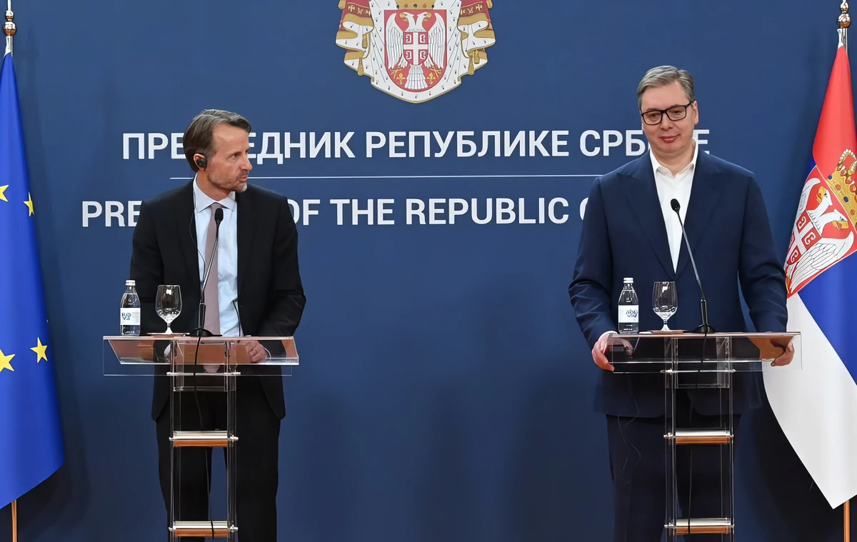 A szerb elnök önelégült tekintetéből azt lehet kiolvasni, hogy nem nagyon  értdekli az országjelentés tartalma - de ezt nem mondhatja ki, mert az uniós pénzek azért jól jönnek