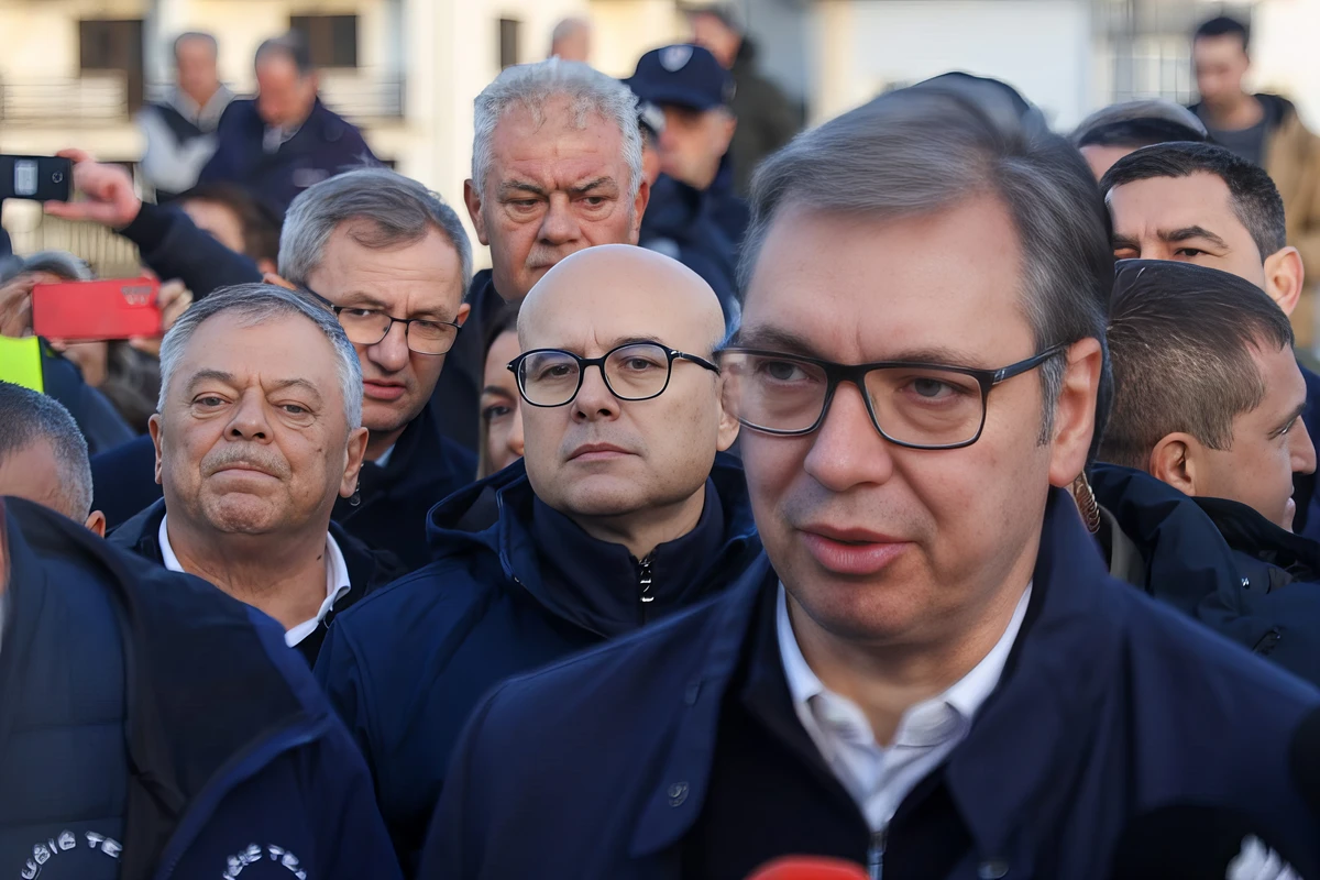A szerb elnök Miloš Vučević társaságában érkezett meg