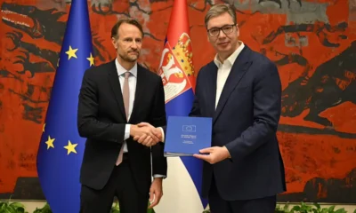 Boldog vagyok, hogy átvehettem az Európai Bizottság éves jelentését a szerbiai helyzetről, és hálás vagyok az összes elemzésért, beleértve azokat is, amelyekkel nem értek egyet - mondta a szerb elnök Belgrádban az uniós országjelentés átvételét követően (Forrás: szerb elnöki Instagram)
