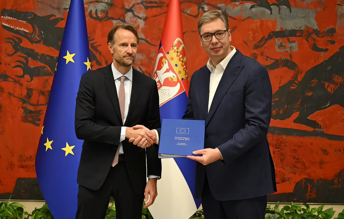 Boldog vagyok, hogy átvehettem az Európai Bizottság éves jelentését a szerbiai helyzetről, és hálás vagyok az összes elemzésért, beleértve azokat is, amelyekkel nem értek egyet - mondta a szerb elnök Belgrádban az uniós országjelentés átvételét követően (Forrás: szerb elnöki Instagram)