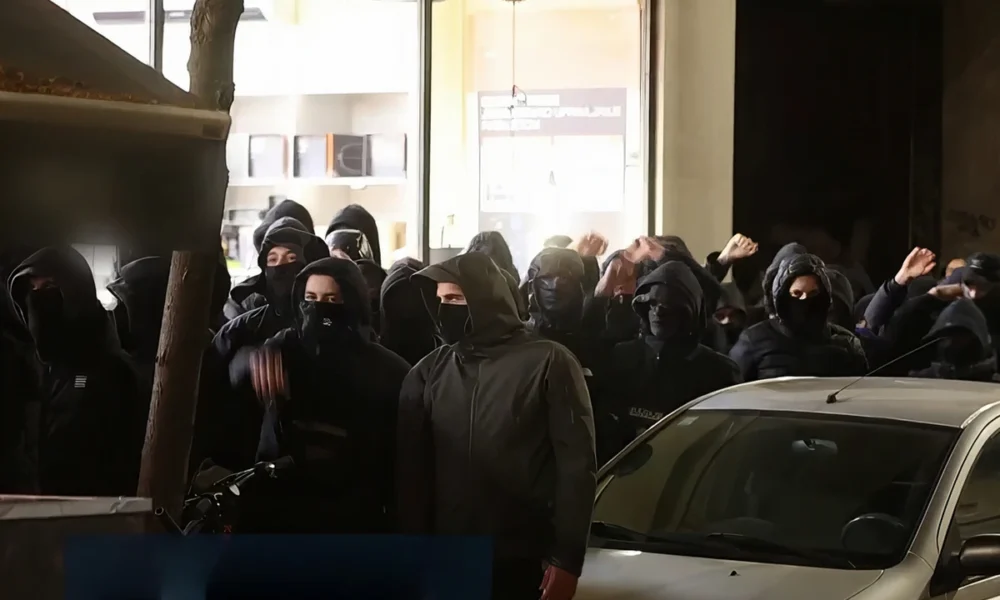Maszkos tüntetők a Szerb Kulturális Központ zágrábi székhelye előtt (Forrás: Screenshot) Ez zágráb nem Vukovár