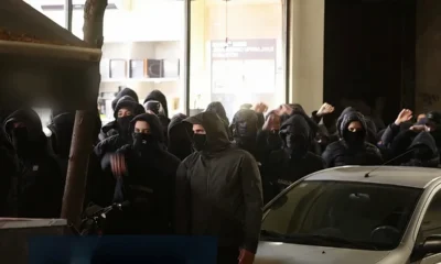 Maszkos tüntetők a Szerb Kulturális Központ zágrábi székhelye előtt (Forrás: Screenshot) Ez zágráb nem Vukovár