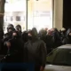 Maszkos tüntetők a Szerb Kulturális Központ zágrábi székhelye előtt (Forrás: Screenshot) Ez zágráb nem Vukovár