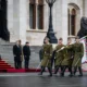 Az oroszlán "kőbevésett nyugalommal" szemlélődött, sok díszszemlét látott már. A Kossuth térről a Sándor-palotába (Forrás: Facebook, Sulyok Tamás)