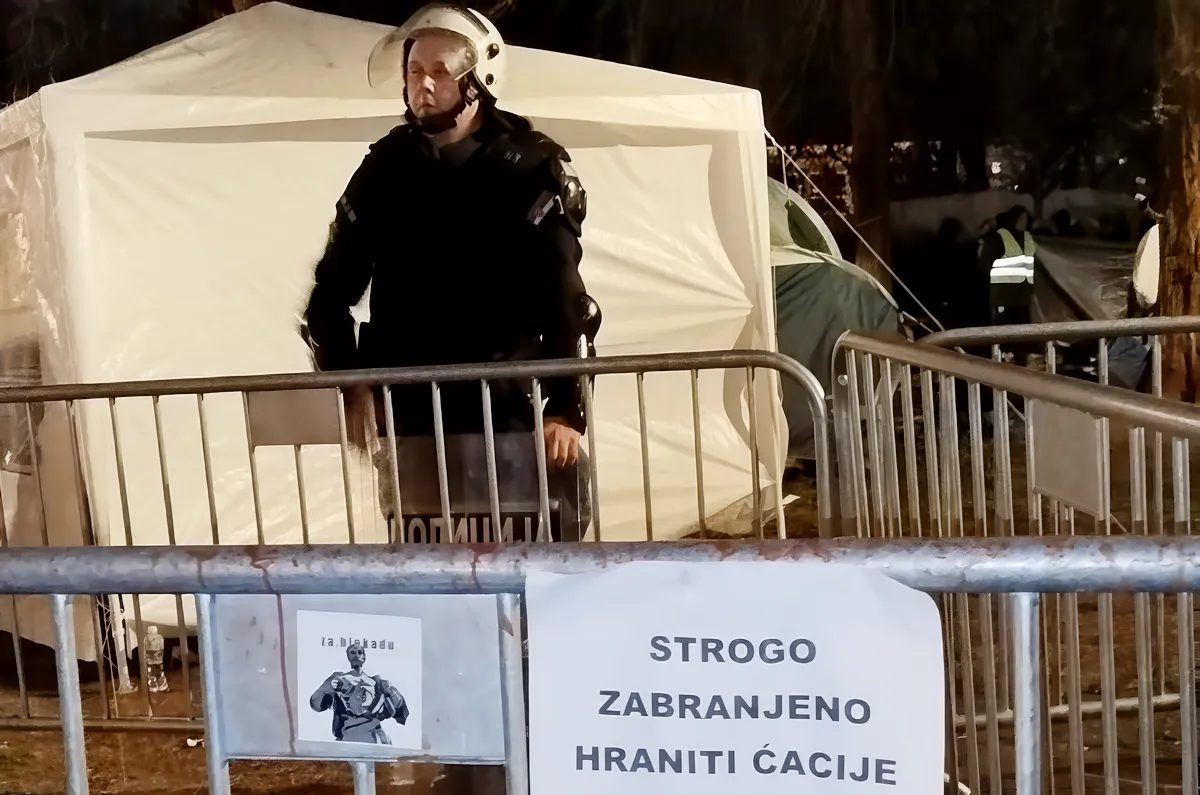 A Cacilendet rendőrök védték, felirat a kerítésen: Szigorúan tilos etetni a Cacikat (Forrás: X platform: Ћациленд)