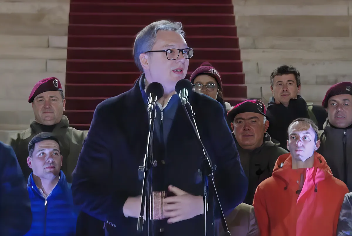 "Levertük a színes forradalmat! Azok az emberek, akik itt maradtak, megvédték a hazát!" - mondta a szerb elnök a "házhoz szállított"  tömeg előtt Ćacilend átkeresztelésekor (Forrás: Screenshot)