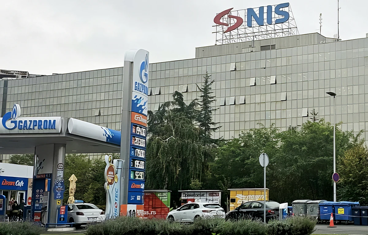 A szankciók feszültségeket okoztak a tulajdonosok között, a szerb vezetés egyre nagyobb frusztráltabb a tulajdonosváltás elhúzódása miatt, amely valószínűleg az ADNOC-ot és/vagy a MOL-t hozná helyzetbe