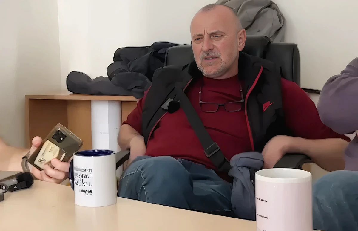 A szerb titkosszolgálat a gazdákat is lehallgatja 2 Zlatko Kokanović felkereste a BIRN szerkesztőségét, ahol miután ellenőrizték a telefonját, és megállapították, hogy azt egy kémprogrammal fertőzték meg