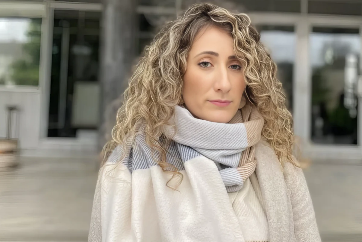 Aleksandra Stojsavljević szerint a támadás a családja ellen irányult, és annak ellenére nem anyagi jellegű, hogy az autóját gyújtották fel. Az ügyészek tiltakoznak kolléganőjük megfélemlítése miatt
