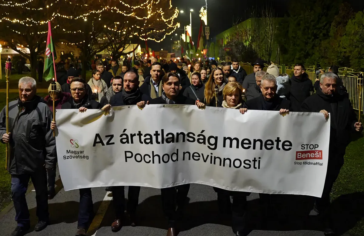 Nemkívánatos csomag került a felvidéki karácsonyfák alá 2 A Fico-kormány 2023-as őszi hatalomra jutása óta már kilenc alkalommal módosította a Btk-t, legutóbb a múlt héten, amikor megnehezítette a szervezett bűnözés megbüntetését, valamint büntethetővé tette a külföldi kampánybefolyásolást, és féléves börtönbüntetést helyez kilátásba azok számára, akik tagadják vagy megkérdőjelezik a második világháború utáni csehszlovák törvényeket, vagyis a magyarok jogfosztását szintén törvénybe iktató Beneš-dekrétumokat is