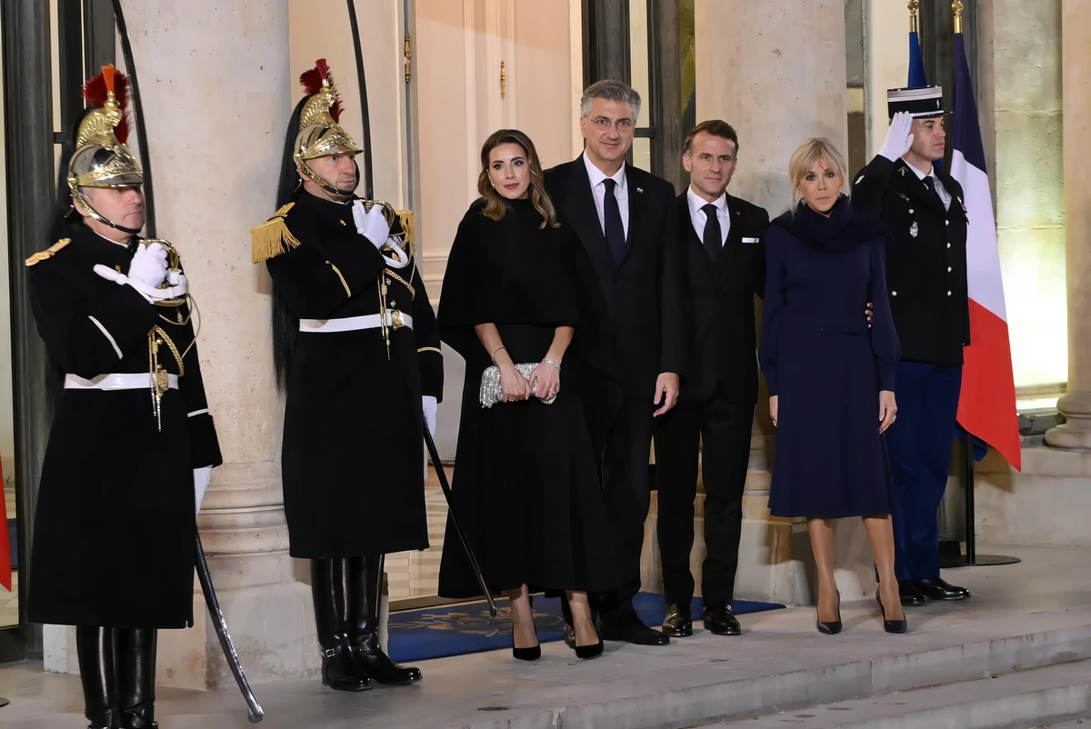 Francia-horvát családi fotó díszőrséggel: Andrej Plenković franciaországi látogatásának kezdetén