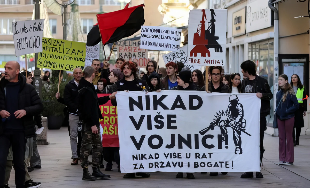 Katonának soha többé! Soha többé háborúba az államért és a gazdagokért! - hirdette a fiumei Antifa