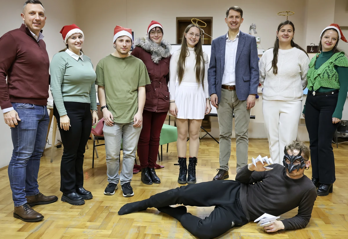 Angyal és Krampusz, velük is fotózkodott Pásztor Bálint, a VMSZ elnöke, a gyerekek védelme érdekében, róluk nem teszünk közzé fotókat